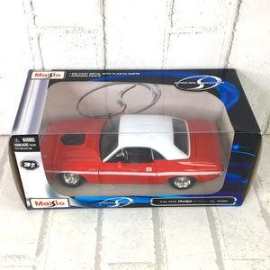 Maisto 1970 Dodge Challenger Coupe Special Edition 1:24 Opening Parts Red M2